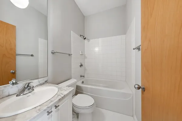 $4,000 | 1003 West Buena Avenue, Unit 3W, Chicago, IL 60613