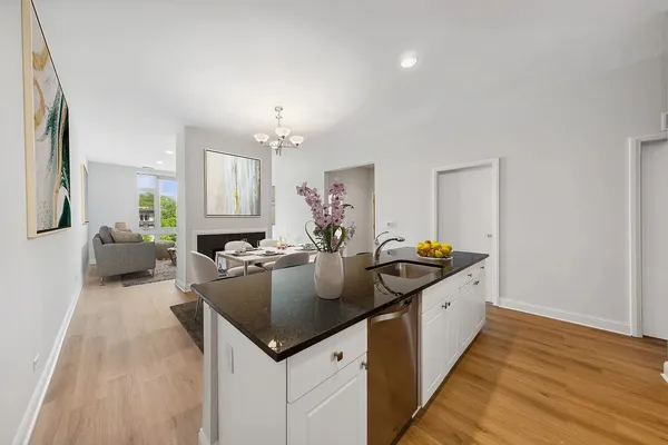 $4,000 | 1003 West Buena Avenue, Unit 3W, Chicago, IL 60613
