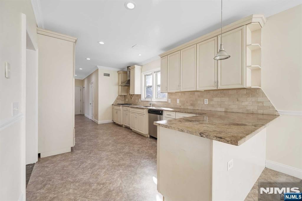 831 Pascack Road Paramus, NJ 07652 - Photo 8 of 27 Gallery Image 8