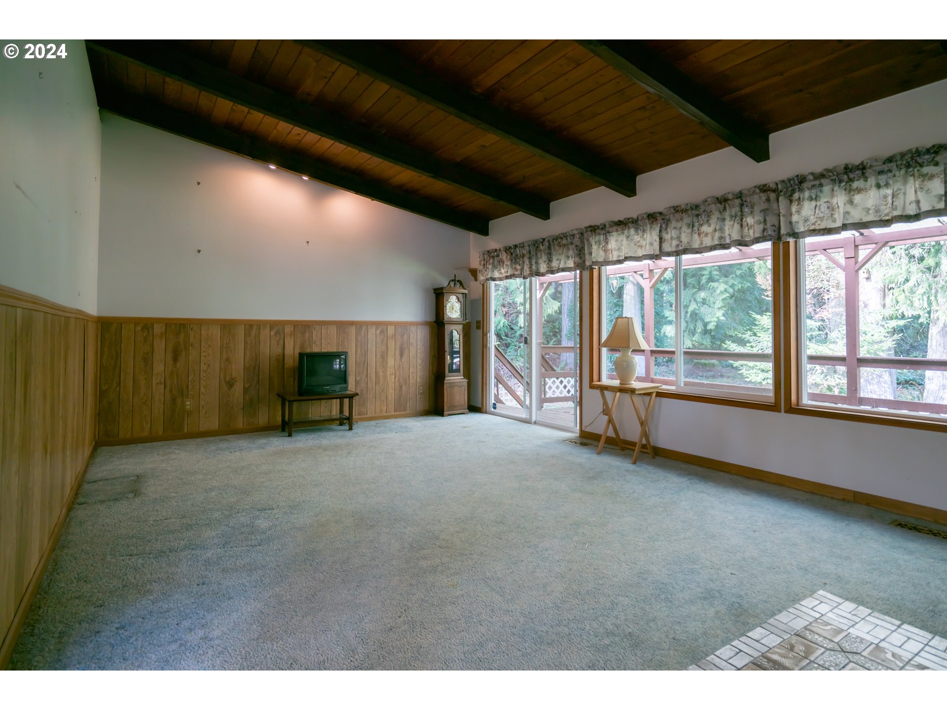 17524 South Palmer Road Oregon City, OR 97045 - Photo 11 of 26 a view of an empty room with a window