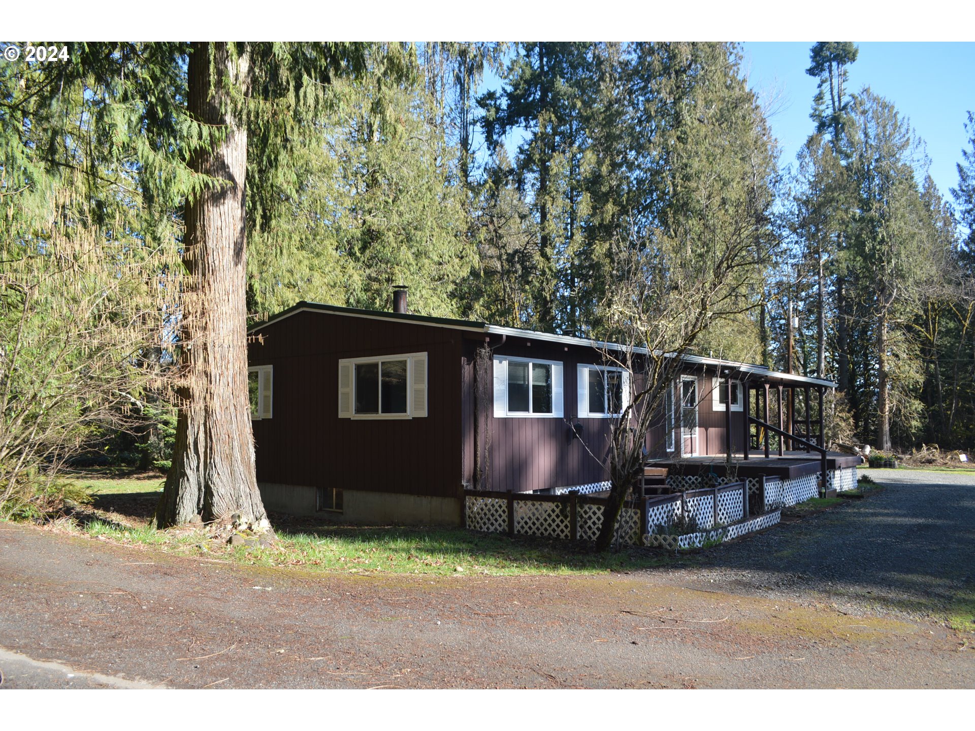 17524 South Palmer Road Oregon City, OR 97045 - Photo 5 of 26 a house view with a garden space