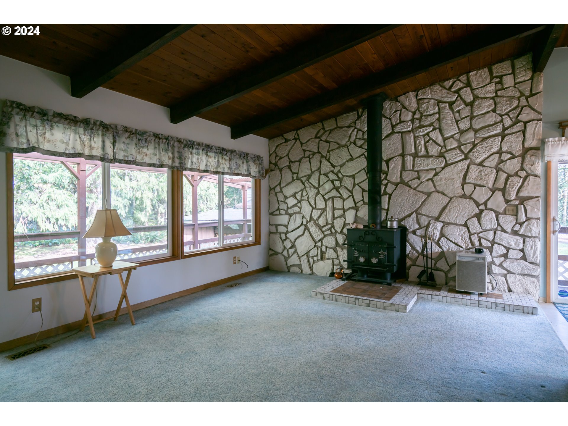 17524 South Palmer Road Oregon City, OR 97045 - Photo 10 of 26 a living room with a large window