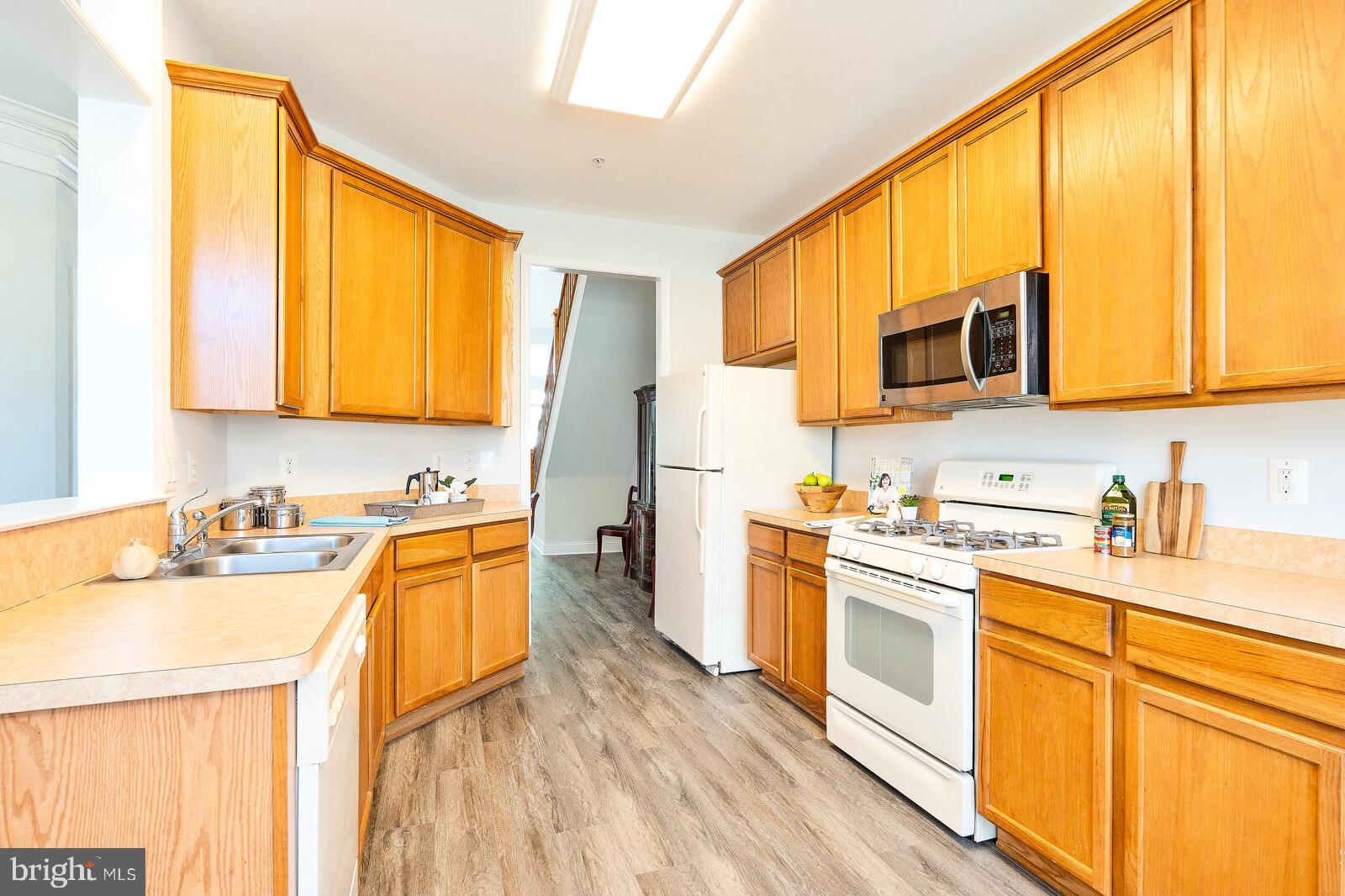 13132 Brooktree Lane Laurel, MD 20707 - Photo 15 of 35 BRIGHT NATURAL & ARTIFICIAL LIGHTING !