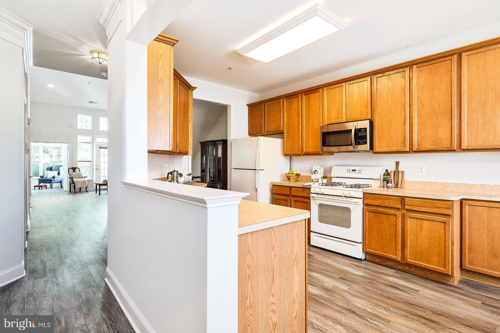 13132 Brooktree Lane Laurel, MD 20707 - Photo 8 of 35 FOYER ENTRANCE TO THE DELIGHTFUL KITCHEN!