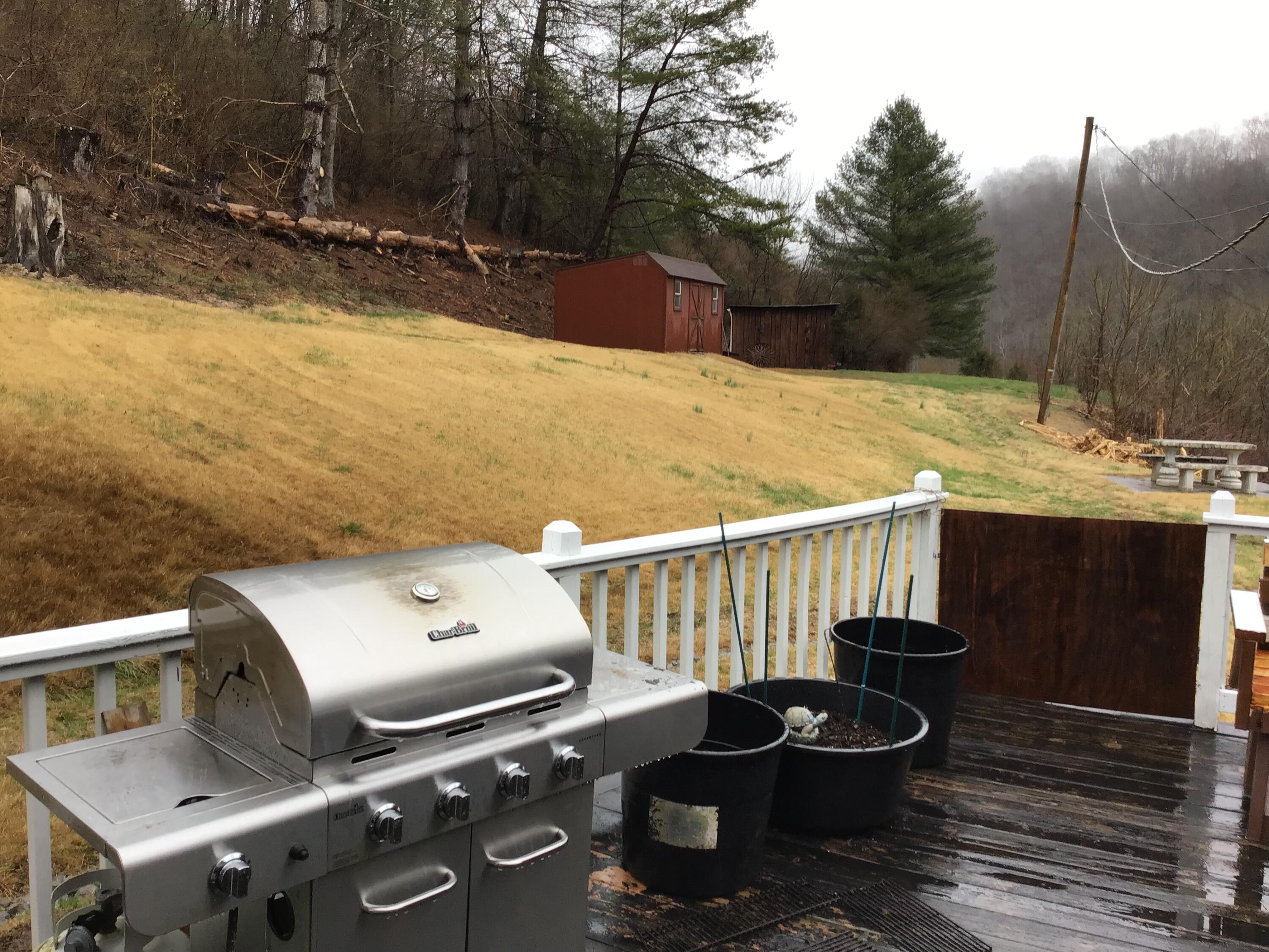 8148 Fairview Road Duffield, VA 24244 - Photo 6 of 38 BACK DECK
