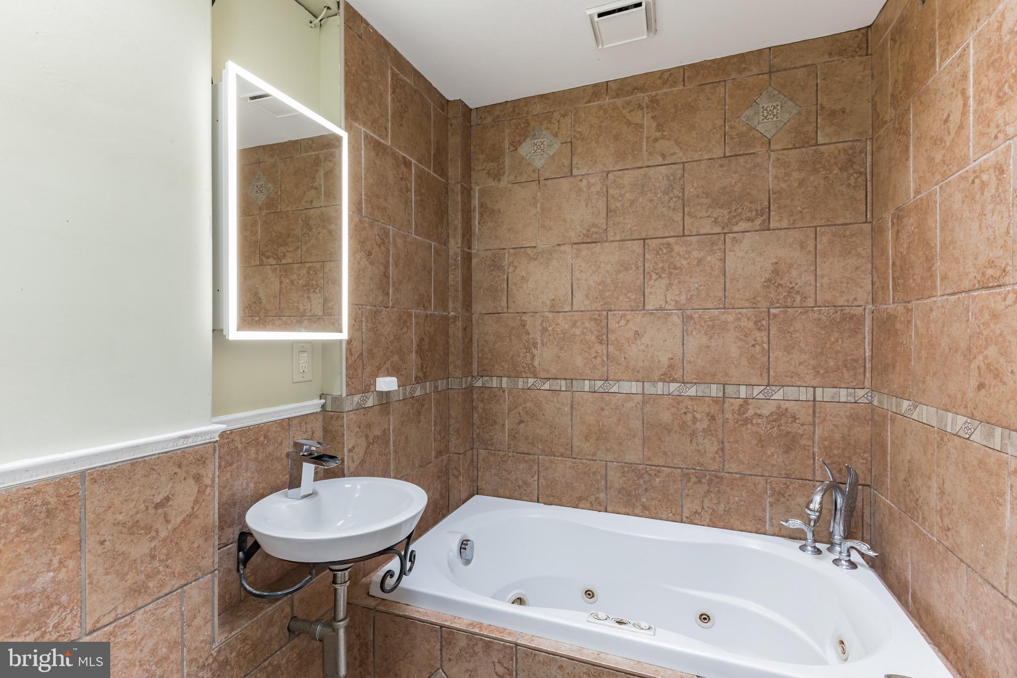 2126 Friendship Street Philadelphia, PA 19149 - Photo 19 of 24 Main Bath with Jacuzzi