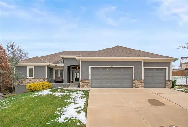$543,900 | 1205 Southeast Woodbine Drive, Blue Springs, MO 64014