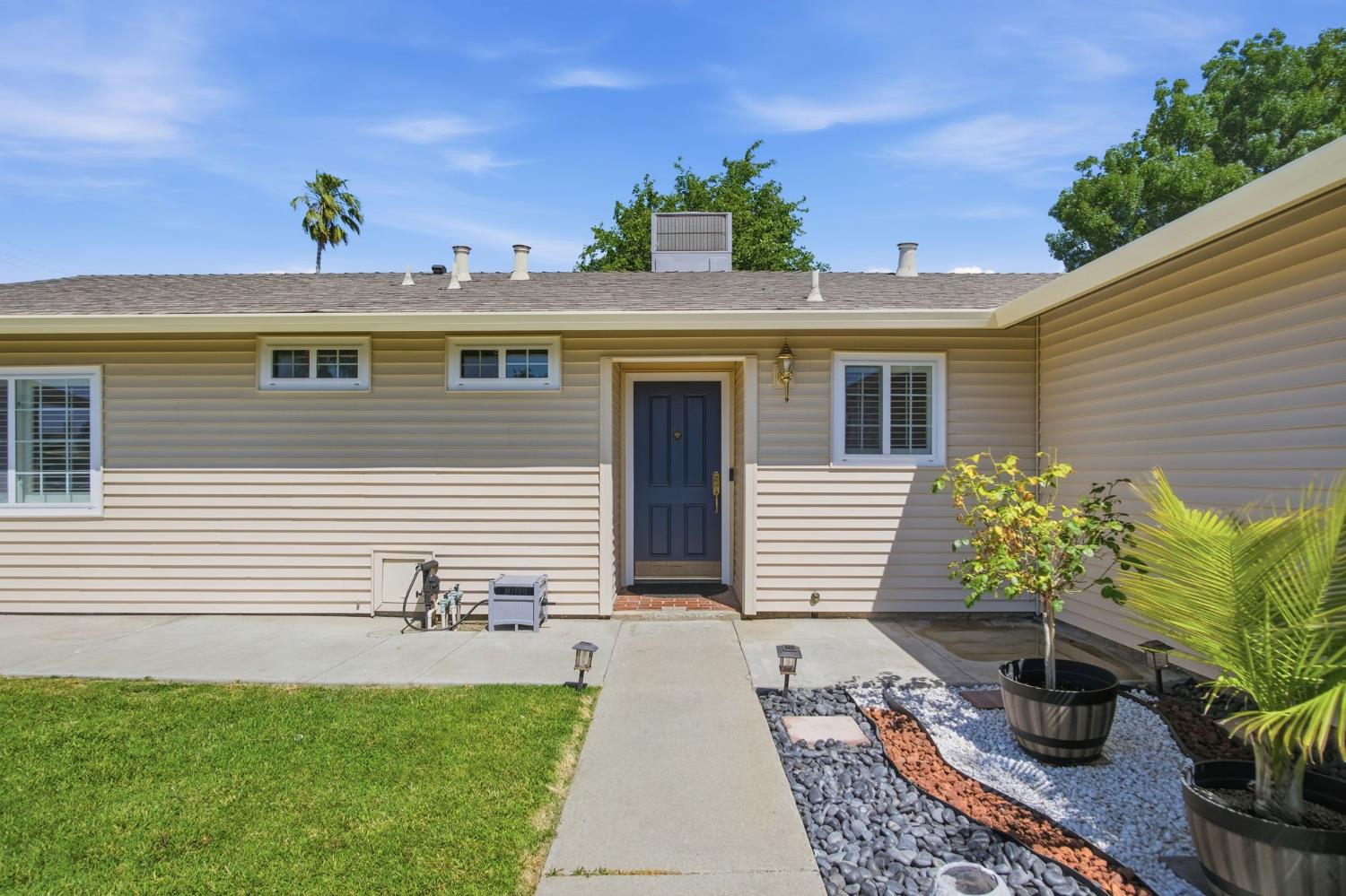 1308 Basil Court Newman, CA 95360 - Photo 4 of 20 a front view of a house with garden