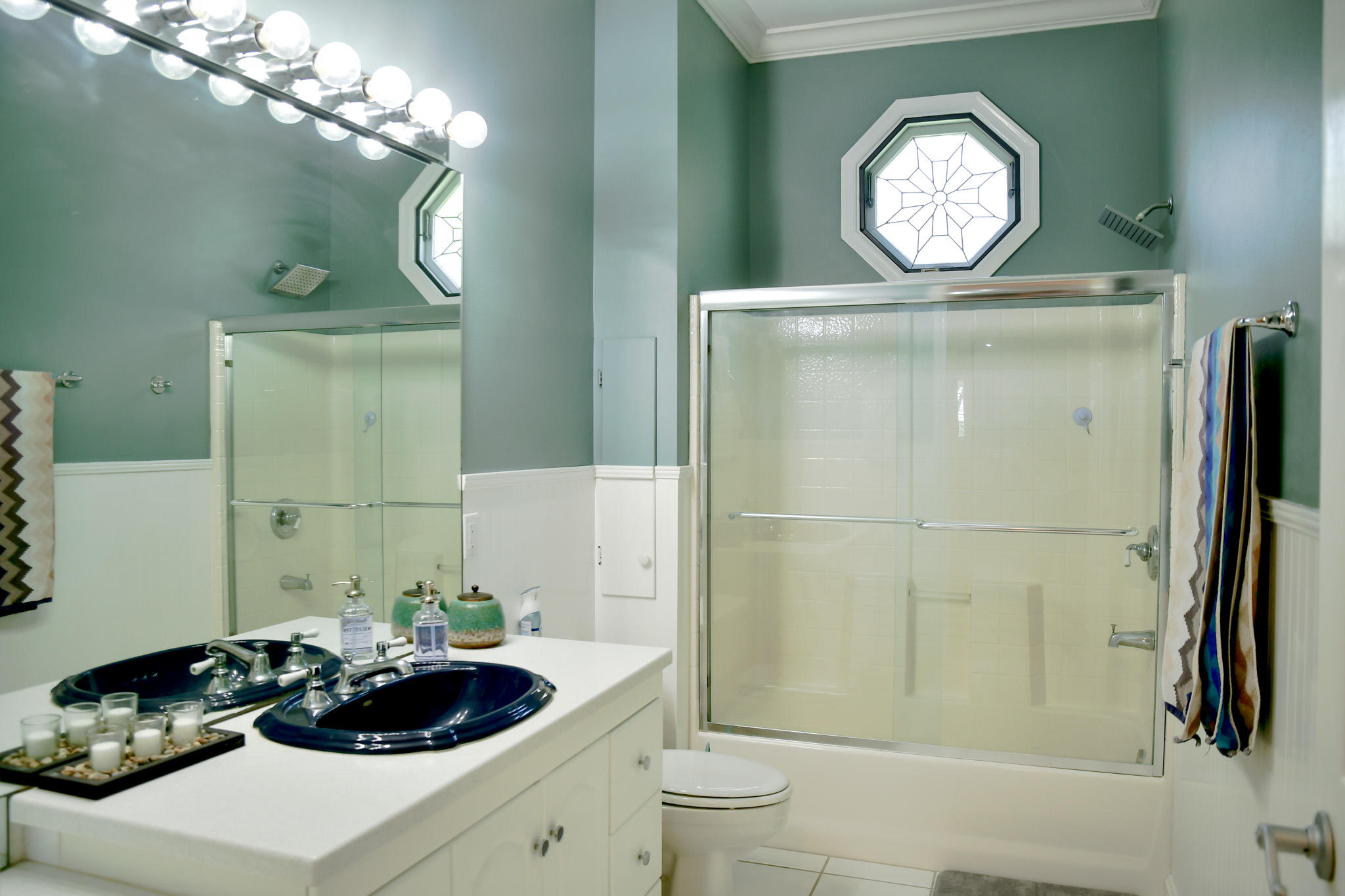 18263 River Oaks Drive Jupiter, FL 33458 - Photo 16 of 24 a bathroom with a toilet a sink and shower