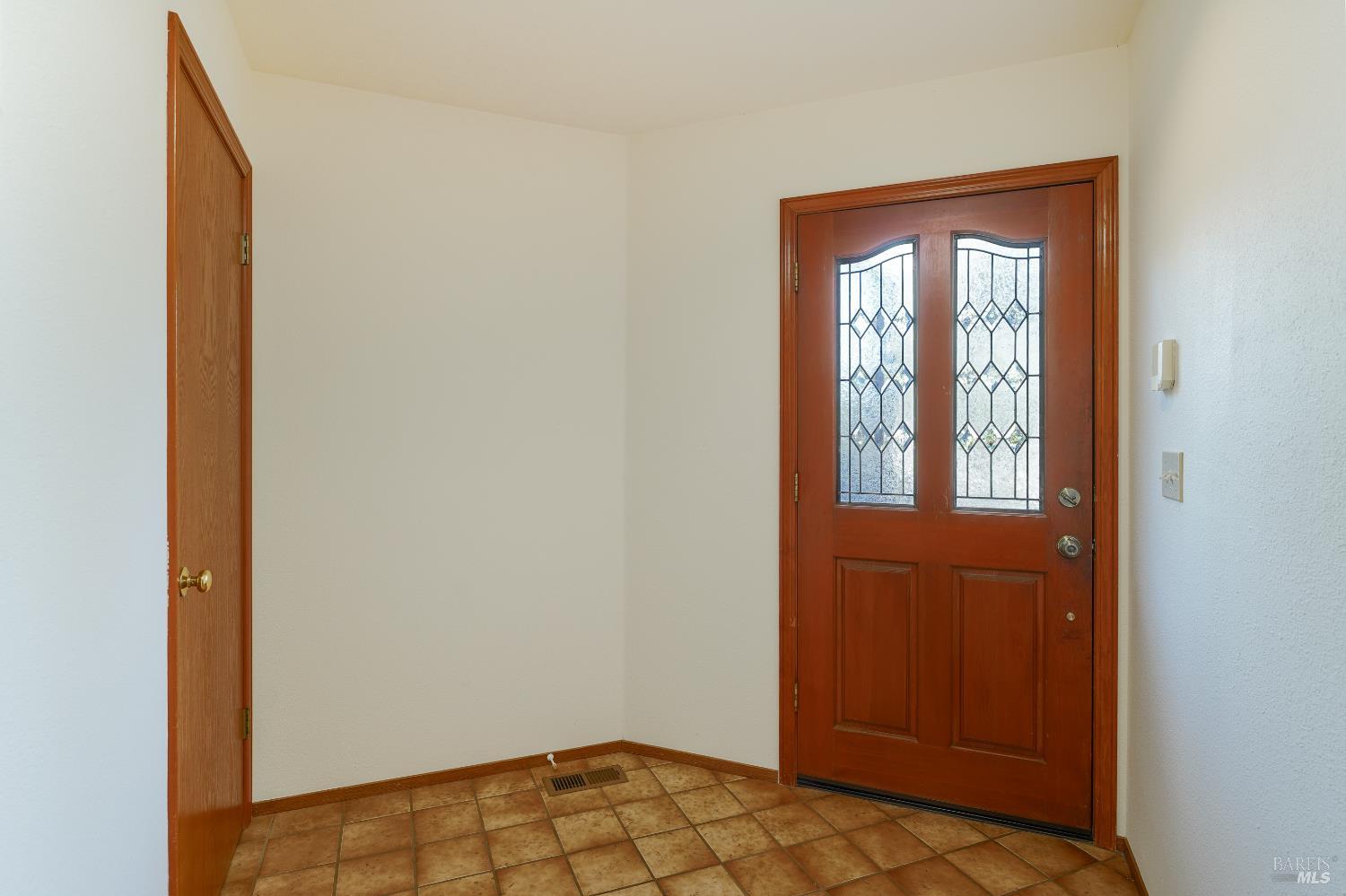 301 Toyon Road Ukiah, CA 95482 - Photo 4 of 40 Front door entryway