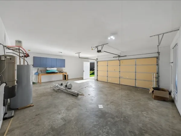 a view of a livingroom with a garage