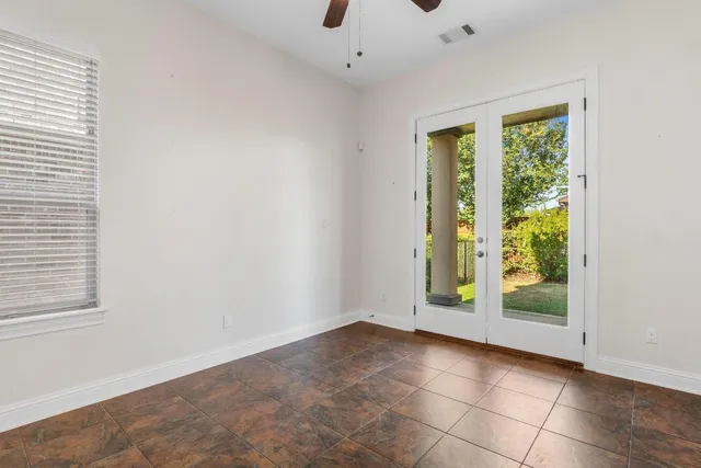 a view of entryway with window