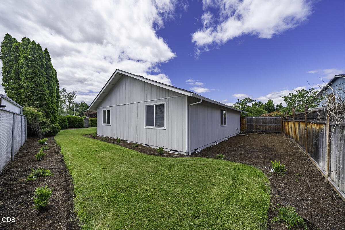 1118 Angela Court Central Point, OR 97502 - Photo 17 of 22