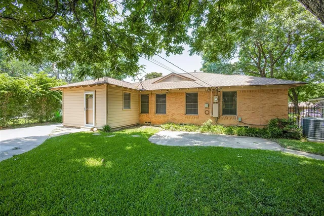 a view of a house with a backyard