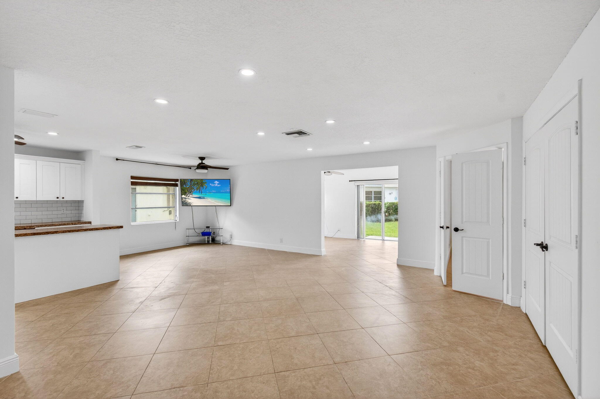 6038 Lasalle Road Delray Beach, FL 33484 - Photo 13 of 84 Living / Dining Room