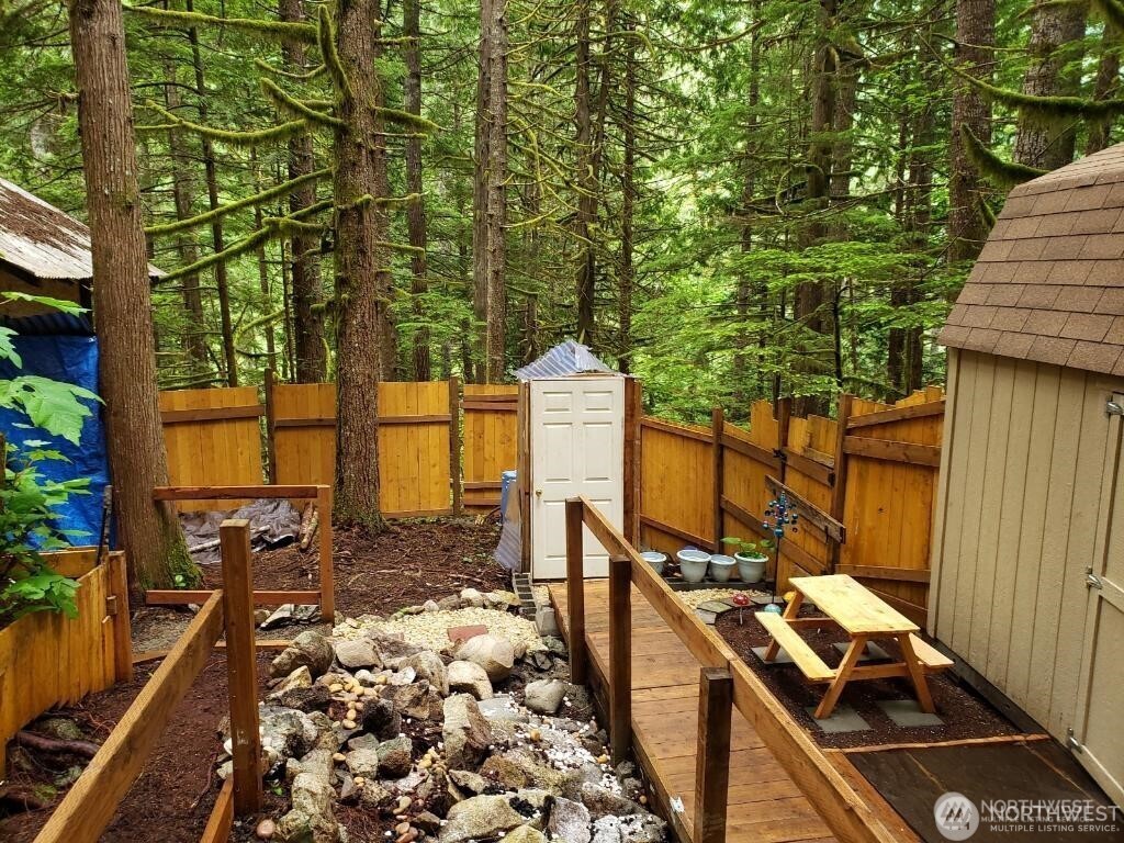 64308 Cascade River Road, Unit 1147 Marblemount, WA 98267 - Photo 5 of 8 a room with musical instruments