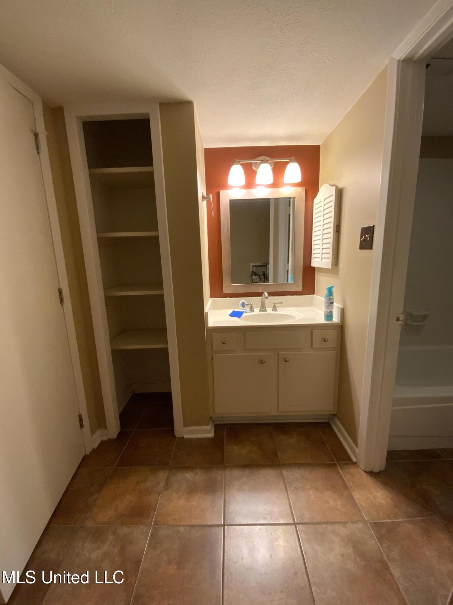 5155 Wayneland Drive, Unit G1 Jackson, MS 39211 - Photo 11 of 25 3B36A9E6-8E0F-4838-A537-EB9CFB6C719A