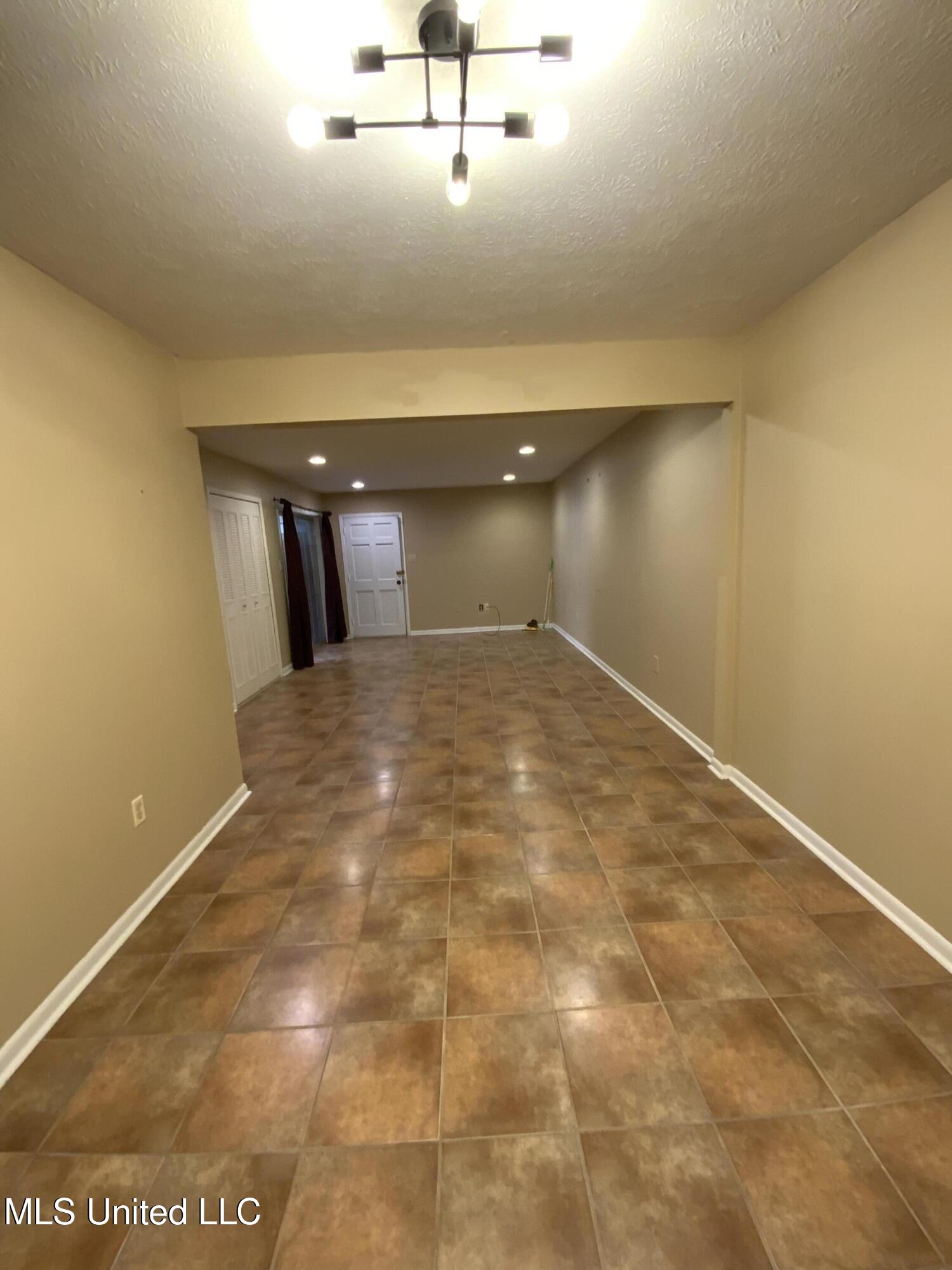 5155 Wayneland Drive, Unit G1 Jackson, MS 39211 - Photo 4 of 25 9E529216-0821-47A8-8861-6CB7F23584B5