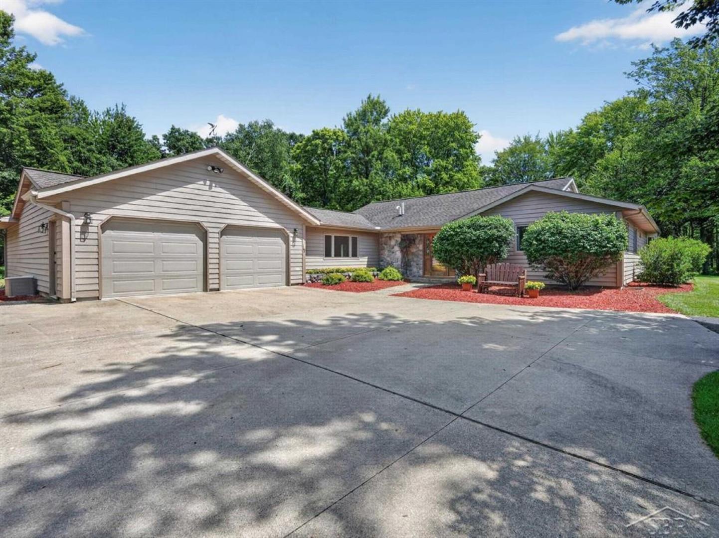 457 East Mier Road Midland, MI 48642 - Photo 2 of 53