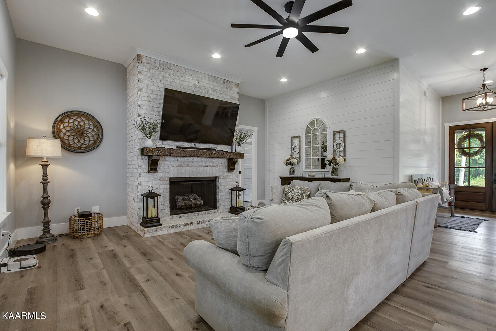 3681 Buttermilk Road West Kingston, TN 37763 - Photo 7 of 46 07_ButtermilkRoadW_3681_Living02