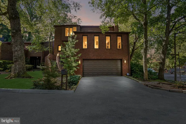 $950,000 | 3501 Redwood Court, Fairfax, VA 22030