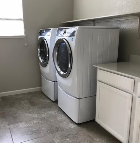21113 Pinot Noir Drive Patterson, CA 95363 - Photo 4 of 5 a utility room with dryer and washer