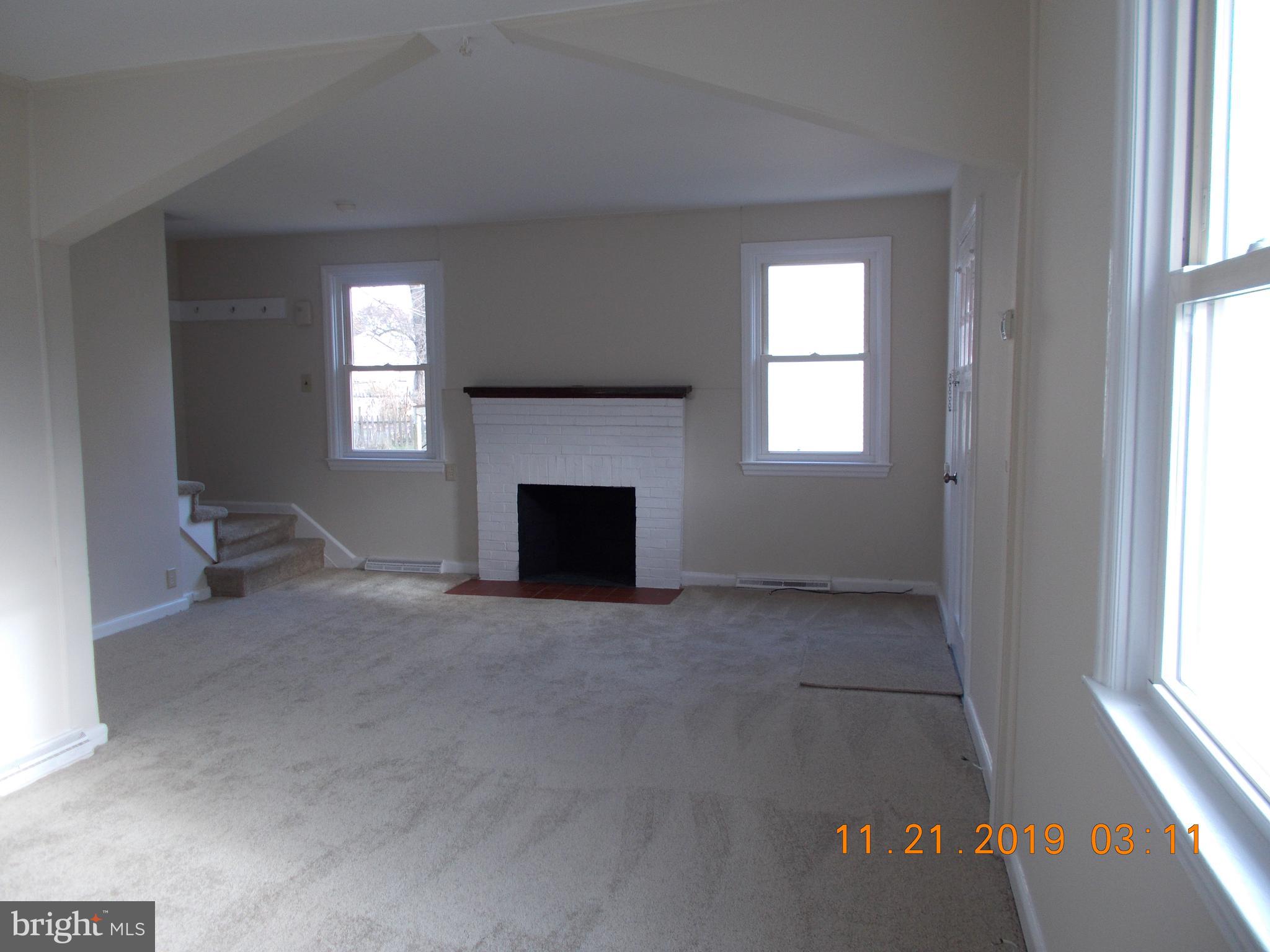 1136 Fairview Road Hagerstown, MD 21742 - Photo 6 of 16 LIVING AND DINING AREA