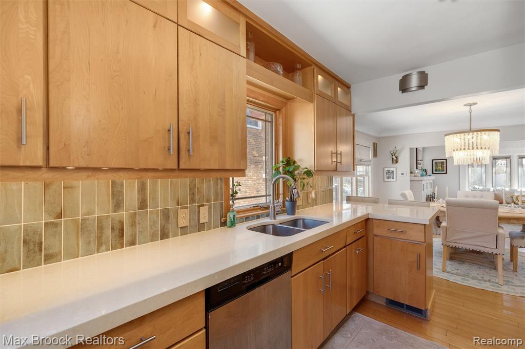 49 Amherst Road Pleasant Ridge, MI 48069 - Photo 9 of 48 Gallery Image 9