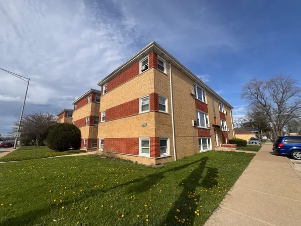 $775,000 | 2263 South 17th Avenue, Riverside, IL 60546