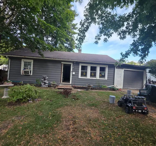 a view of a house with backyard