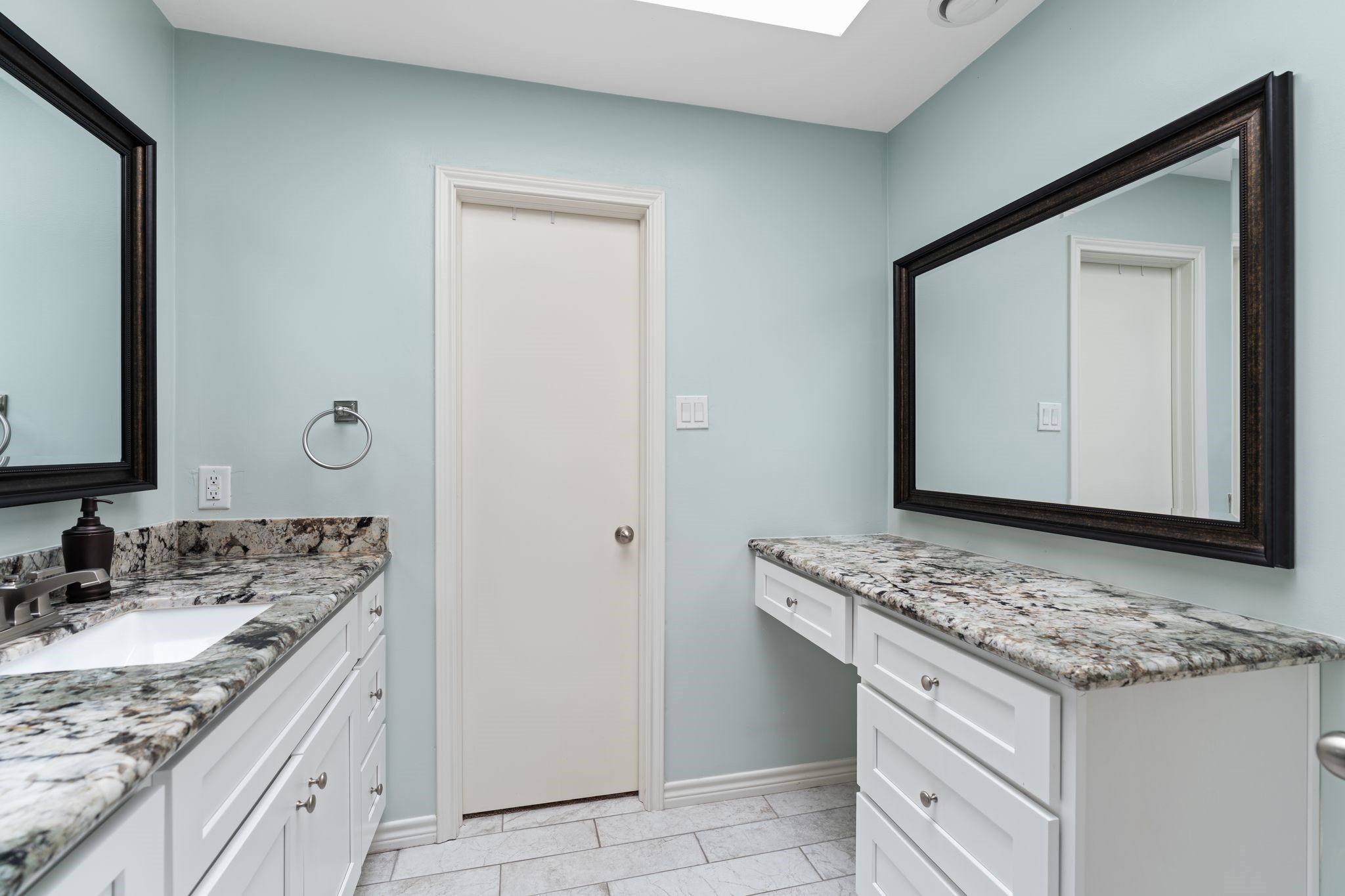 2612 Yupon Street Houston, TX 77006 - Photo 25 of 41 Private vanity area provides additional prep space with direct access to the large walk in closet for everyday convenience.