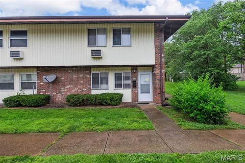 $79,900 | 7520 Hazelcrest Drive, Hazelwood, MO 63042