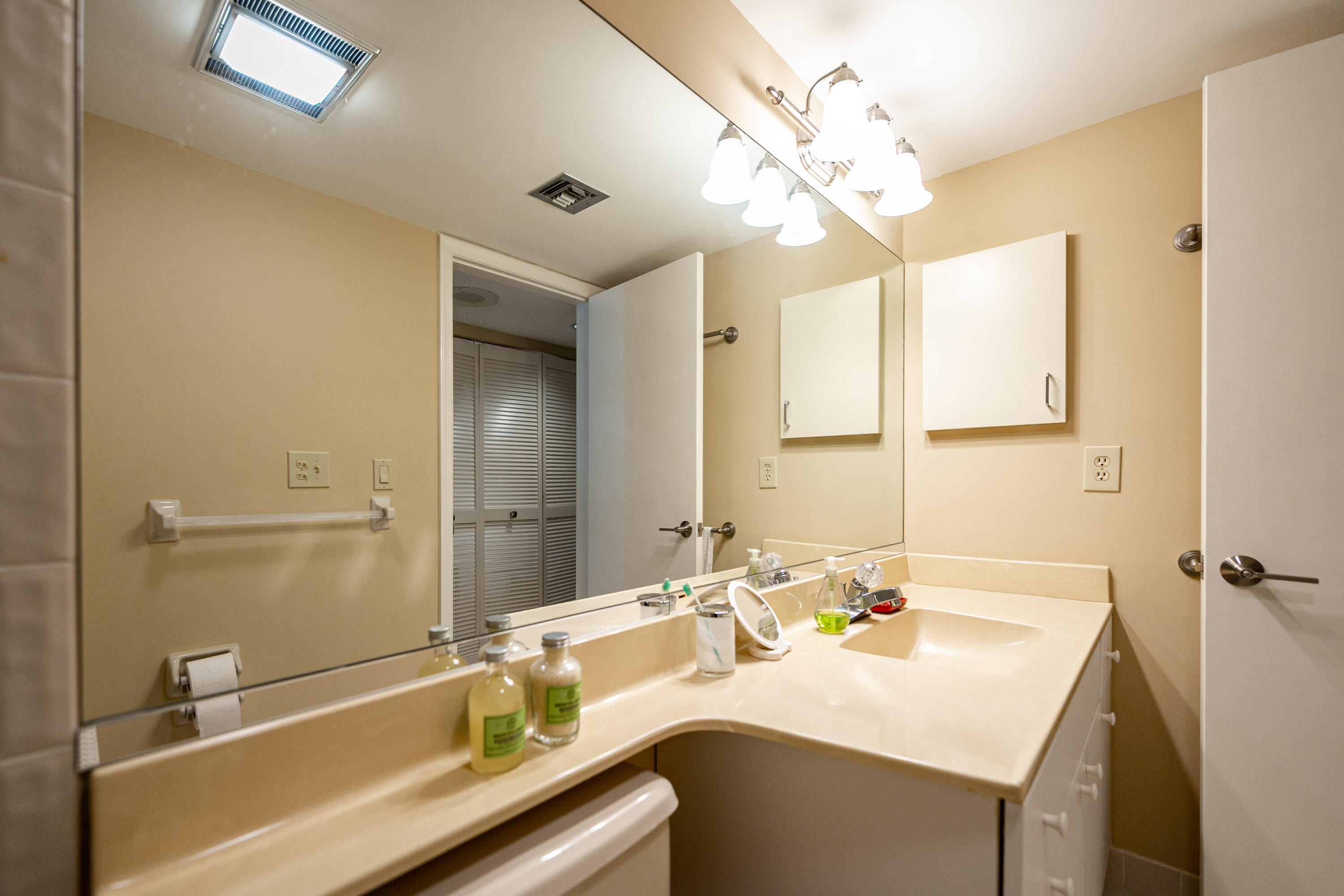 6404 Southeast Brandywine Court, Unit 104 Stuart, FL 34997 - Photo 28 of 57 Bathroom 2