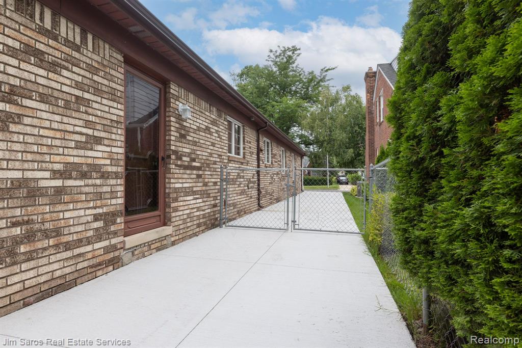 1769 Hampton Road Grosse Pointe Woods, MI 48236 - Photo 3 of 27