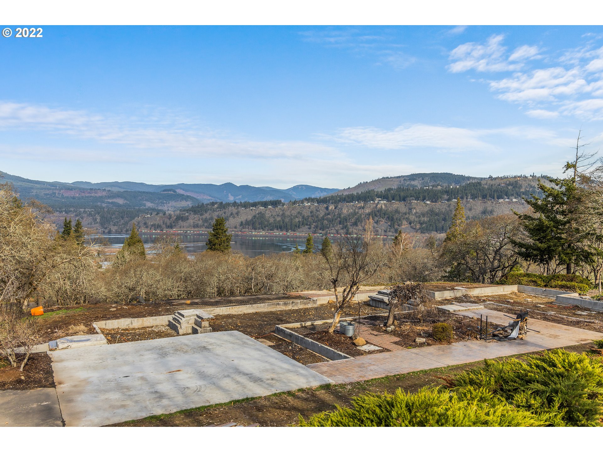 515 Highline Road Hood River, OR 97031 - Photo 11 of 32 an aerial view of a house with a yard and mountain view