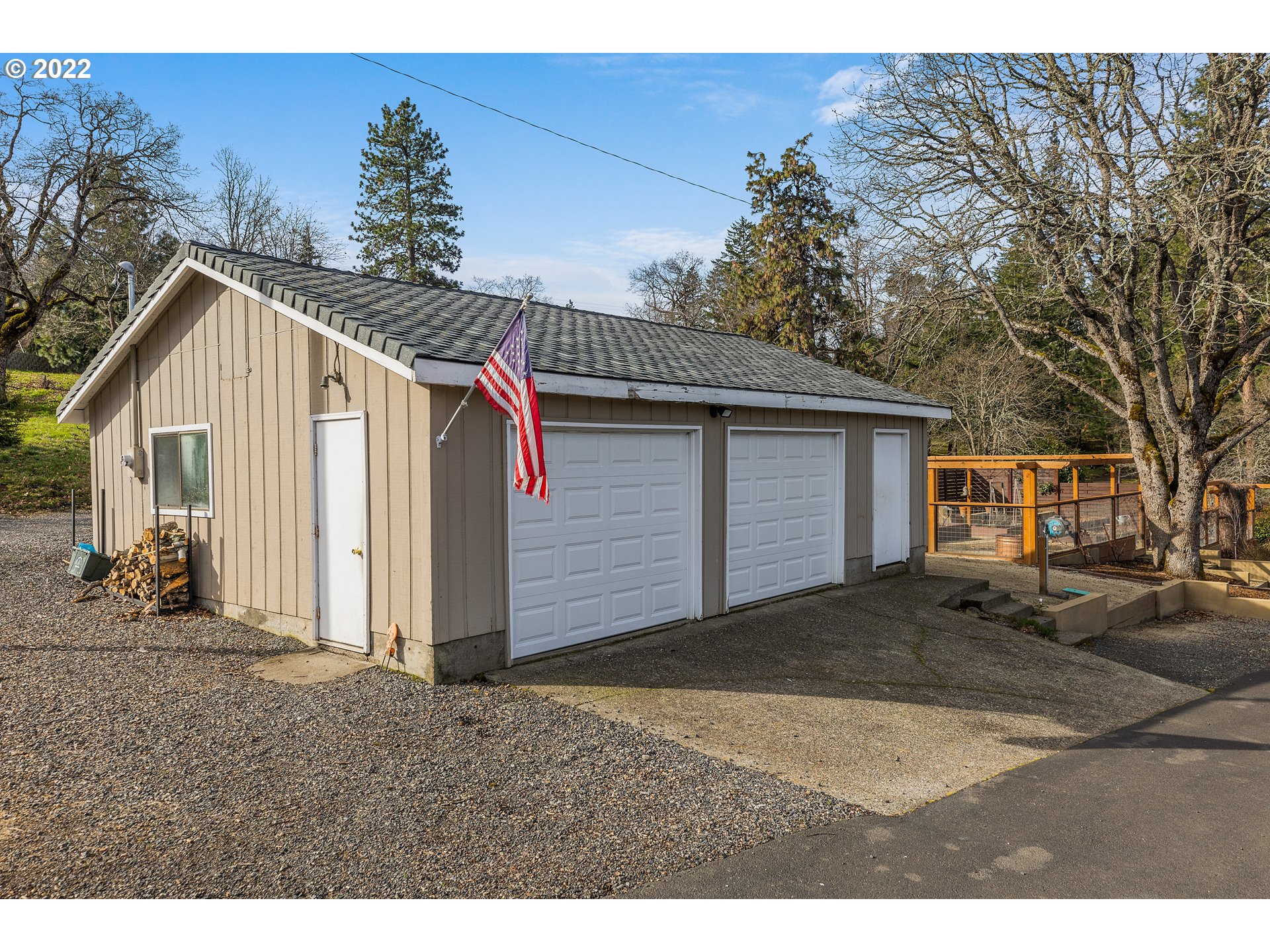 515 Highline Road Hood River, OR 97031 - Photo 20 of 32 a view of a house with a patio