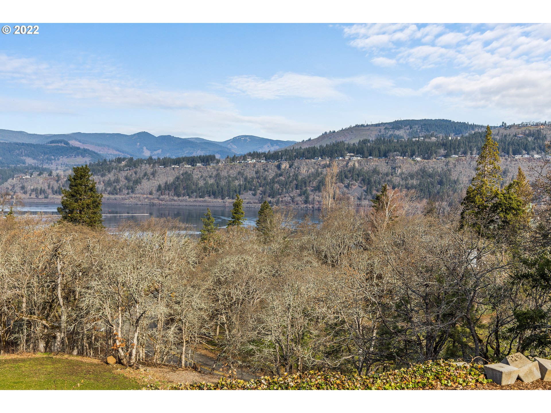 515 Highline Road Hood River, OR 97031 - Photo 23 of 32 a view of lake with mountain