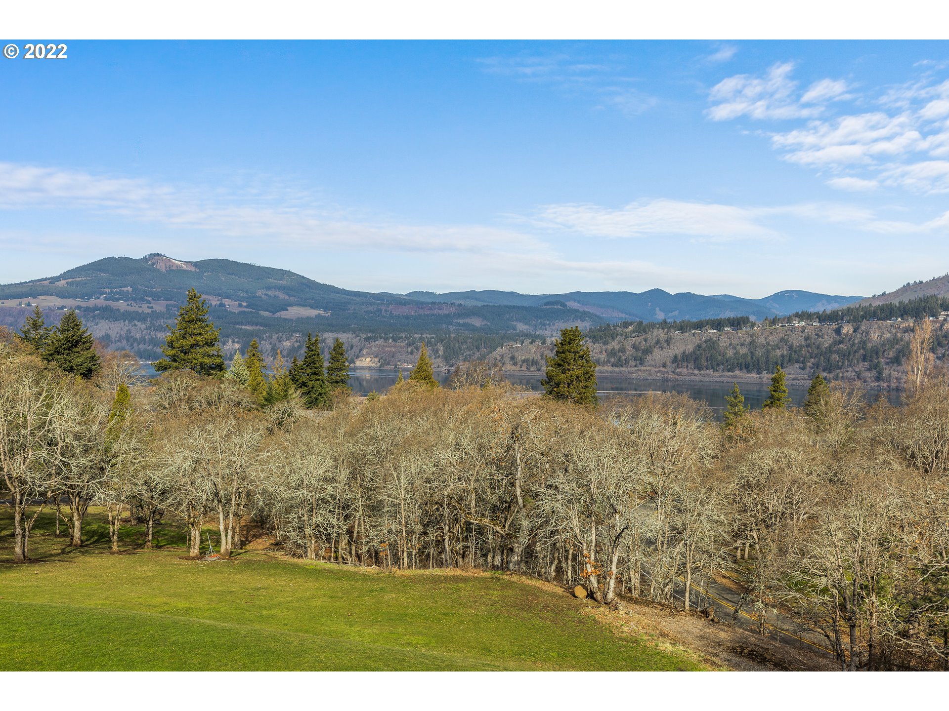 515 Highline Road Hood River, OR 97031 - Photo 3 of 32 a view of lake with mountain