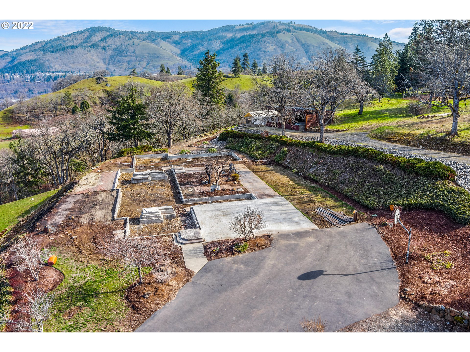 515 Highline Road Hood River, OR 97031 - Photo 5 of 32 a view of yard with mountain