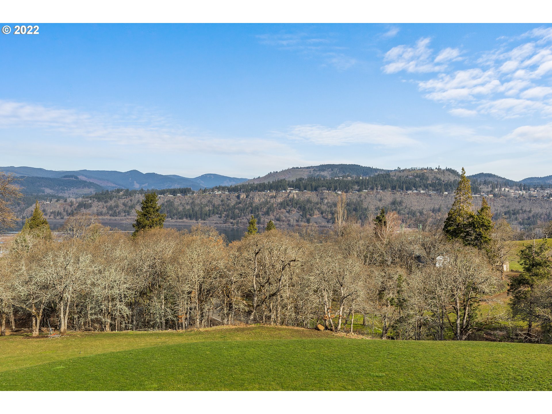 515 Highline Road Hood River, OR 97031 - Photo 6 of 32 a view of lake with mountain