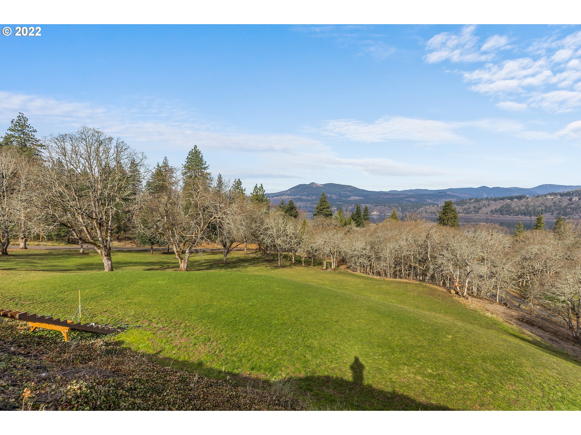 515 Highline Road Hood River, OR 97031 - Photo 7 of 32 a view of a city with an ocean