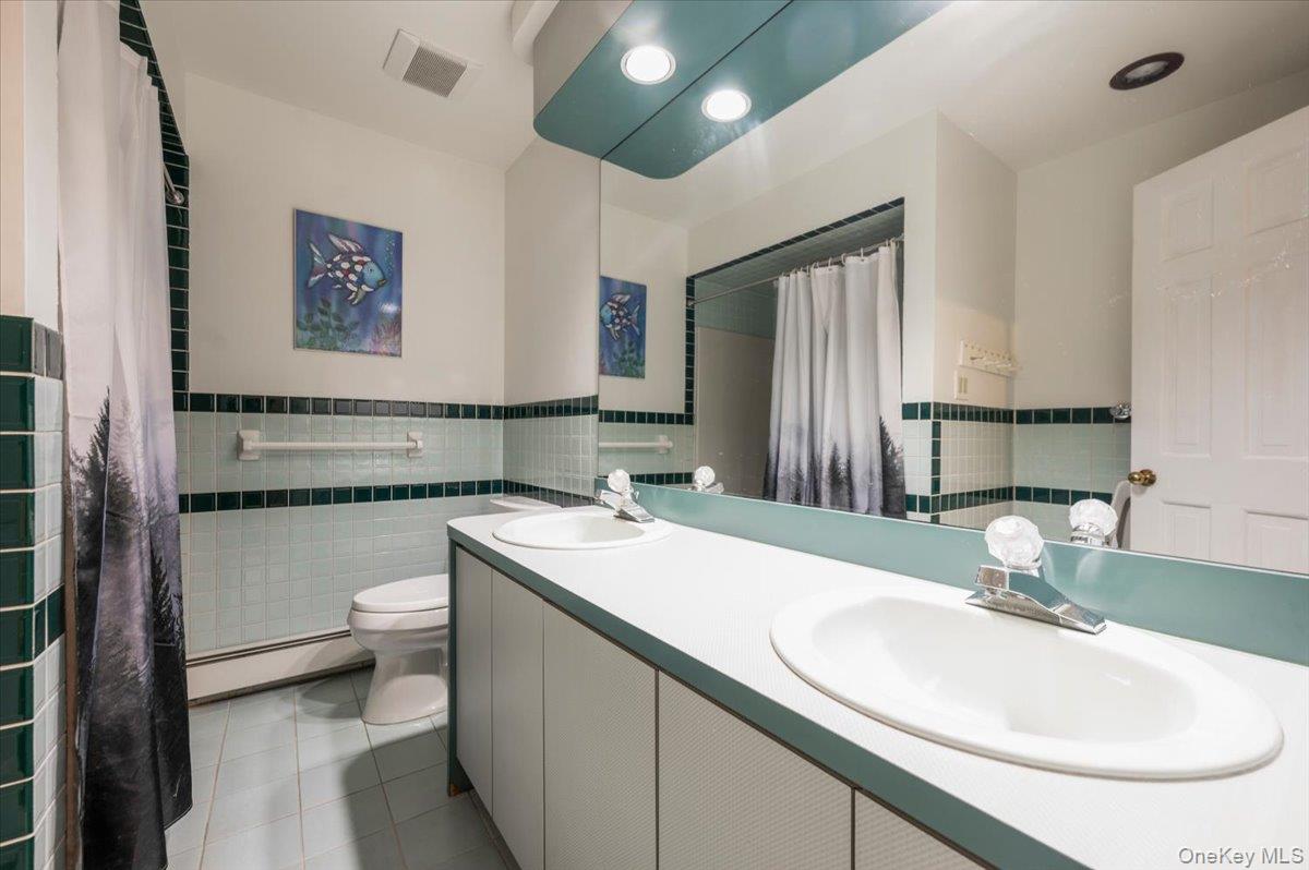 33 Meadowfarm Road East Islip, NY 11730 - Photo 24 of 41 Upstairs bathroom
