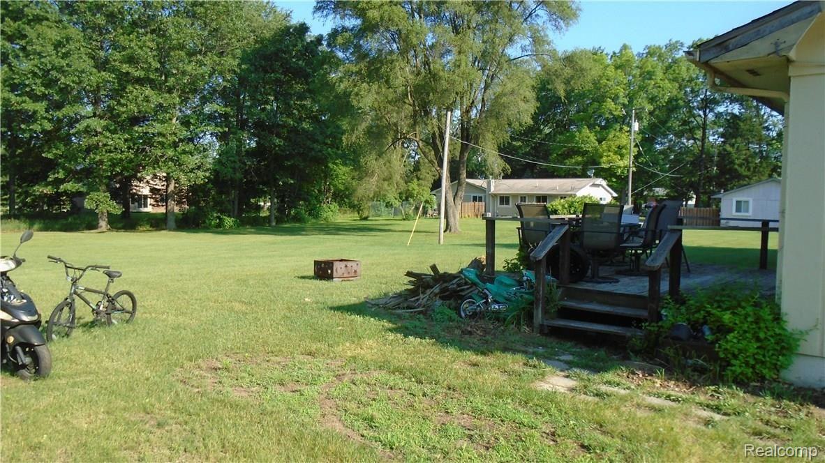 2659 Benstein Road, Unit 7 Commerce Township, MI 48382 - Photo 19 of 20 Deck and spacious yard