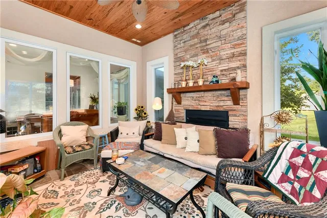 $950,000 | 2801 North Lentz Road, Independence, MO 64058