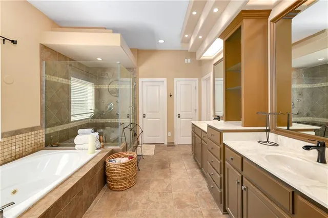 $950,000 | 2801 North Lentz Road, Independence, MO 64058