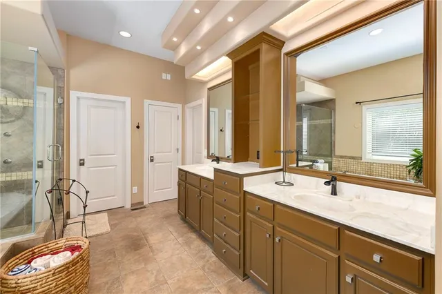 $950,000 | 2801 North Lentz Road, Independence, MO 64058