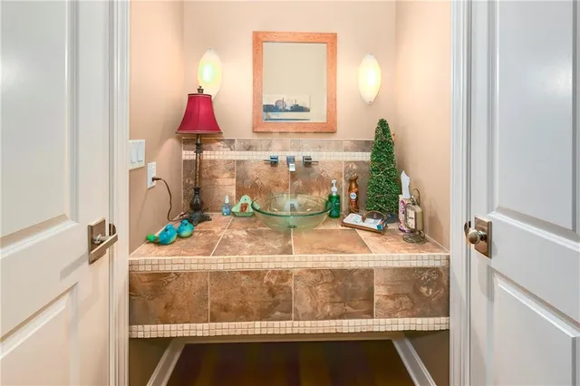 $950,000 | 2801 North Lentz Road, Independence, MO 64058