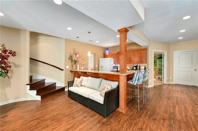 $950,000 | 2801 North Lentz Road, Independence, MO 64058