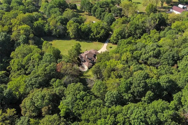 $950,000 | 2801 North Lentz Road, Independence, MO 64058