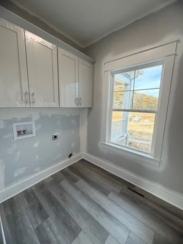 a view of empty room with window